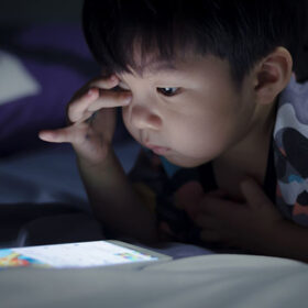 tre dung dien thoai 1